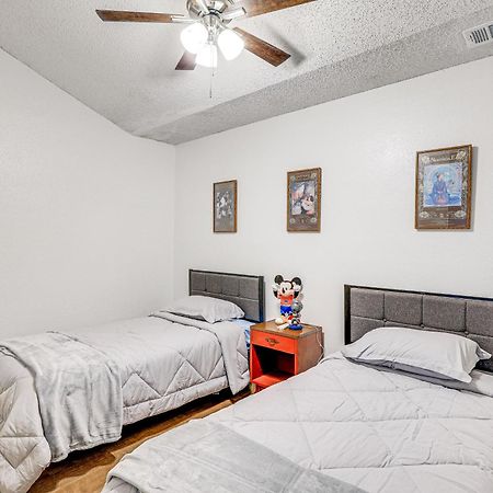 Spacious San Antonio Home Google Fiber, Game Room エクステリア 写真